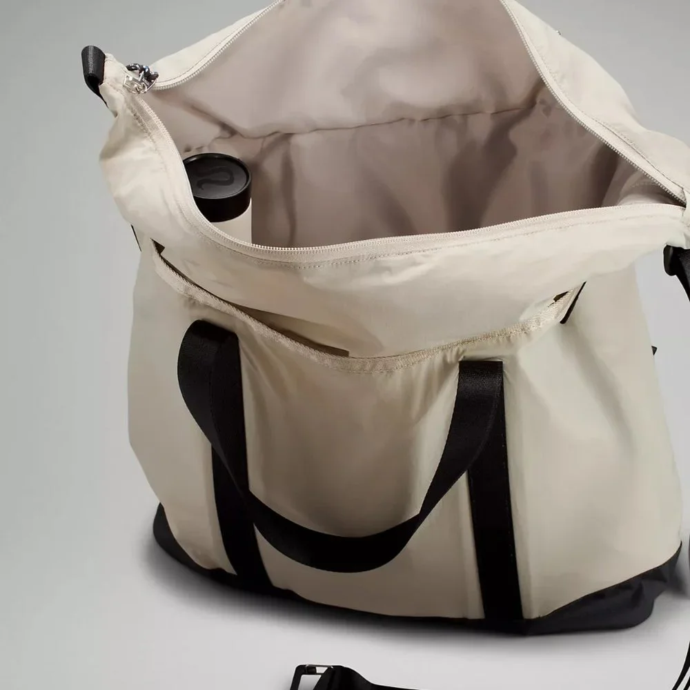 Lululemon Patch Logo Tote Bag 25L, BNWT - Picture 4 of 7